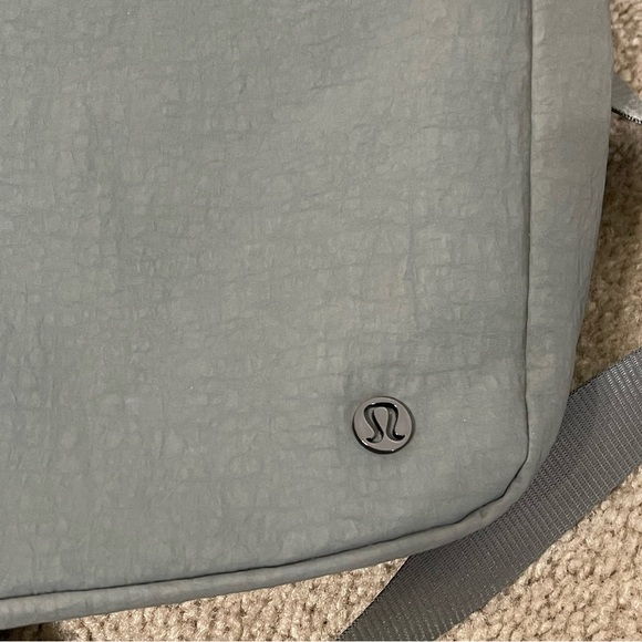 Lululemon All Night Festival Bag Vol 10L (Large) in Green - Picture 5 of 13